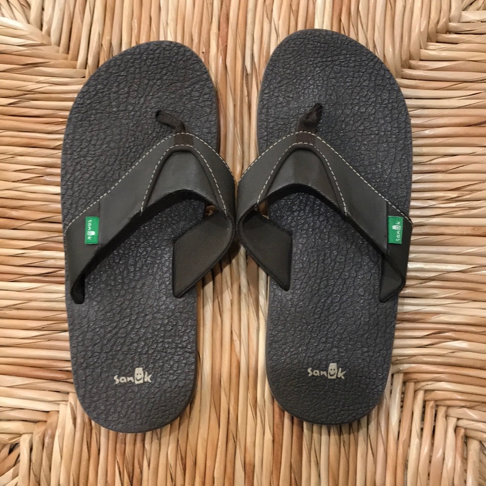 Sanuk youth flip flops